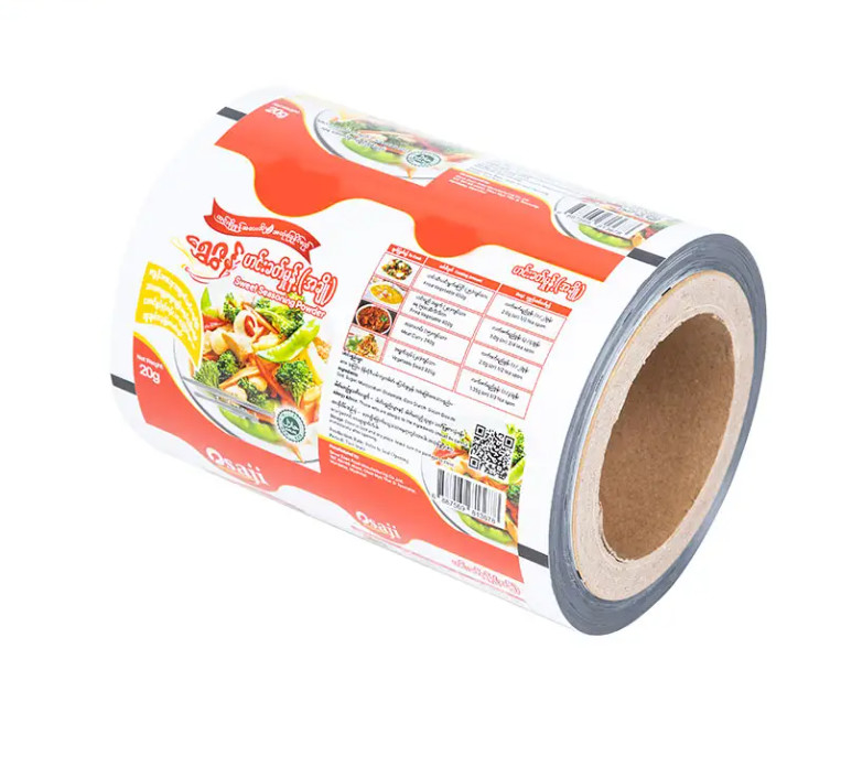 Op maat gedrukt Automatische verpakkingsfilm Aluminiumfolie Print Kippoeder Kruiden Snacks Chips Voedselverpakkingsrolfilm